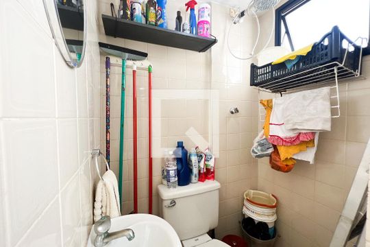 Banheiro de Serviço de apartamento à venda com 3 quartos, 77m² em Vila Olímpia, São Paulo