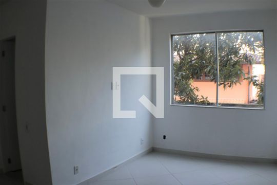 Sala de apartamento para alugar com 1 quarto, 40m² em Pechincha, Rio de Janeiro