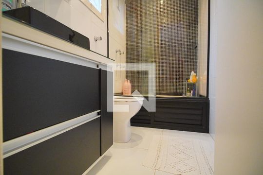banheiro suíte  de apartamento à venda com 3 quartos, 94m² em Jardim Itu, Porto Alegre