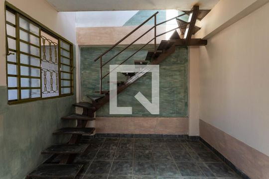 Escada de casa para alugar com 2 quartos, 90m² em Setor Leste Universitário, Goiânia