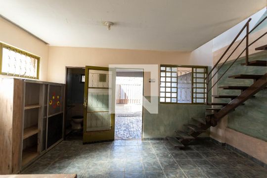 Sala 1 de casa para alugar com 2 quartos, 90m² em Setor Leste Universitário, Goiânia