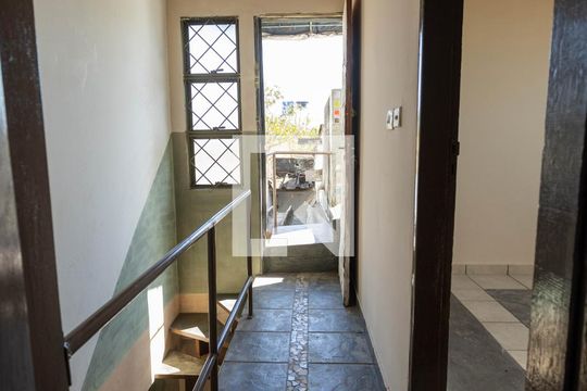 Escada de casa para alugar com 2 quartos, 90m² em Setor Leste Universitário, Goiânia