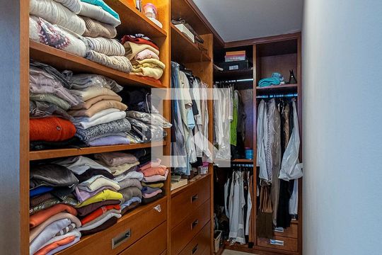 Suíte - Closet de casa à venda com 3 quartos, 320m² em Vila Madalena, São Paulo