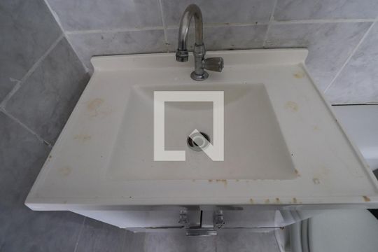 Banheiro de apartamento à venda com 2 quartos, 50m² em Portal dos Gramados, Guarulhos