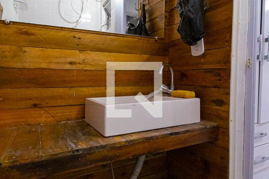 Banheiro da Edícula de casa à venda com 3 quartos, 250m² em Bela Vista, São Paulo
