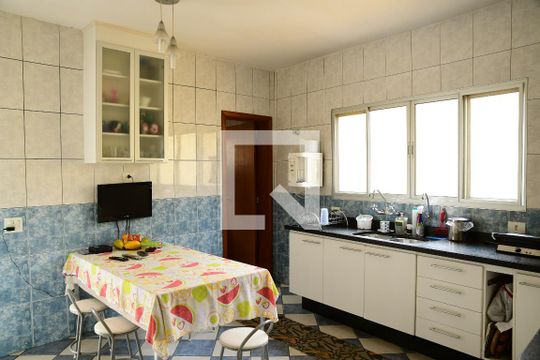 Cozinha de casa de condomínio para alugar com 4 quartos, 380m² em Pinus Park, Cotia