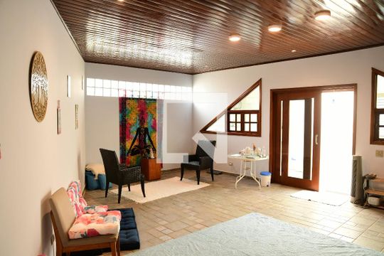 Salão de casa de condomínio para alugar com 4 quartos, 380m² em Pinus Park, Cotia