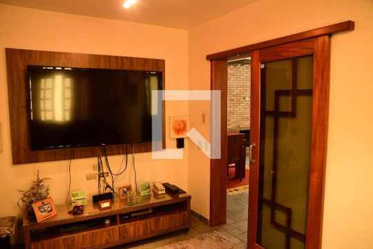 Sala de TV de casa de condomínio para alugar com 4 quartos, 380m² em Pinus Park, Cotia