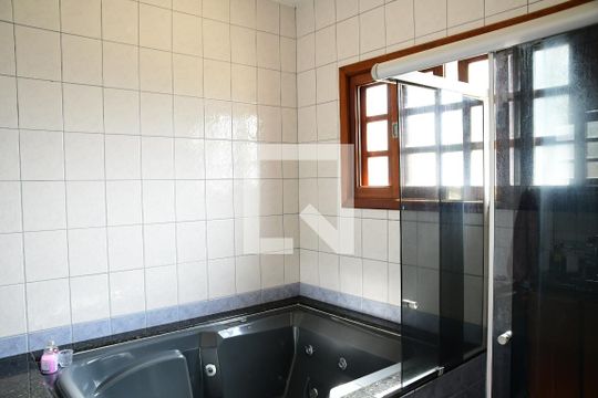 Banheiro da Suíte 1 de casa de condomínio para alugar com 4 quartos, 380m² em Pinus Park, Cotia