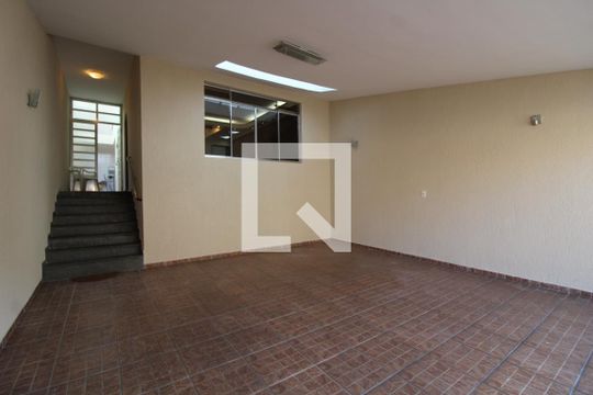 Garagem de casa à venda com 3 quartos, 175m² em Jardim Piqueroby, São Paulo