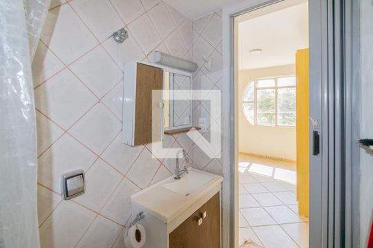 Banheiro de apartamento para alugar com 1 quarto, 37m² em Asa Norte, Brasília