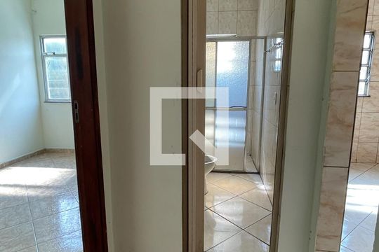 Coorredor de casa para alugar com 2 quartos, 45m² em Jardim Olavo Bilac, Duque de Caxias