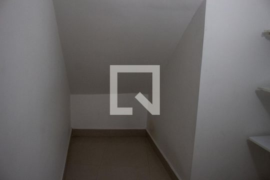 Armarios embaixo da escada de casa para alugar com 4 quartos, 500m² em Chácara Inglesa, São Paulo