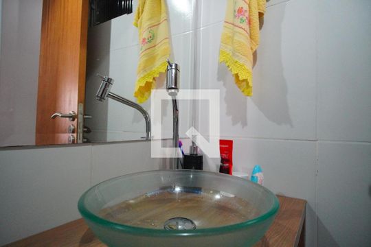 Banheiro de apartamento à venda com 2 quartos, 55m² em Jardim Itu, Porto Alegre