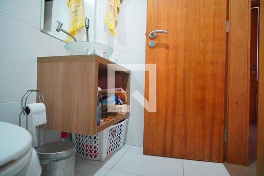 Banheiro de apartamento à venda com 2 quartos, 55m² em Jardim Itu, Porto Alegre