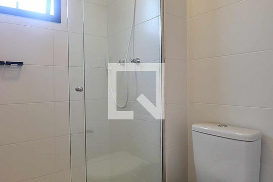 Banheiro de kitnet/studio para alugar com 1 quarto, 42m² em Campestre, Santo André