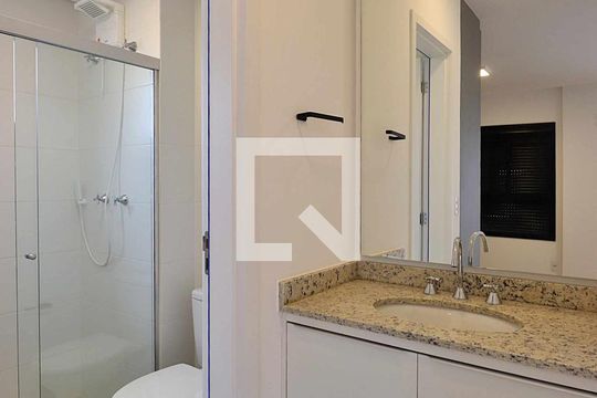 Banheiro de kitnet/studio para alugar com 1 quarto, 42m² em Campestre, Santo André