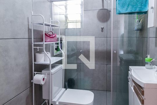 Banheiro de apartamento à venda com 3 quartos, 110m² em Navegantes, Porto Alegre