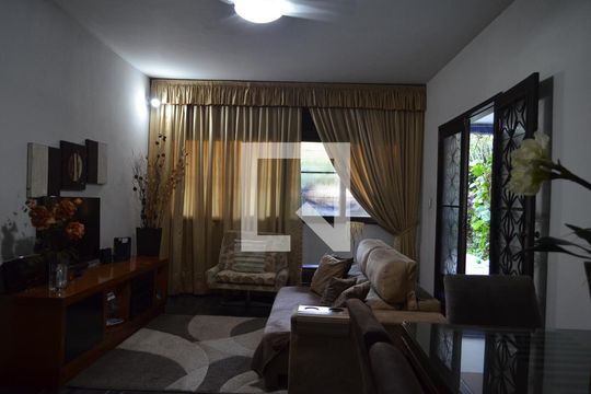 Sala de casa à venda com 3 quartos, 350m² em Taquara, Rio de Janeiro