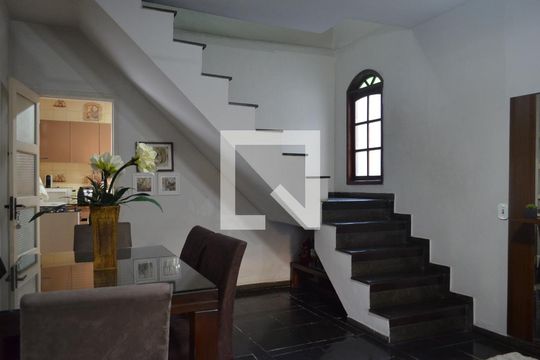 Sala de casa à venda com 3 quartos, 350m² em Taquara, Rio de Janeiro