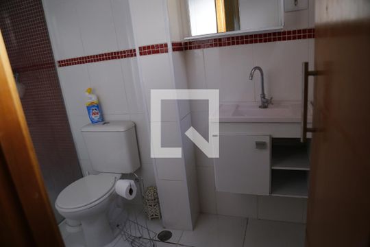Banheiro Social de casa à venda com 3 quartos, 125m² em Parque Maria Domitila, São Paulo