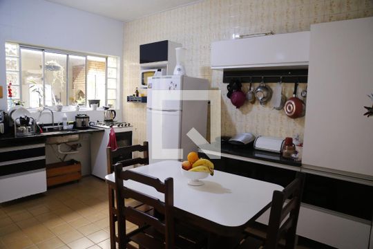 Cozinha de casa à venda com 3 quartos, 125m² em Parque Maria Domitila, São Paulo