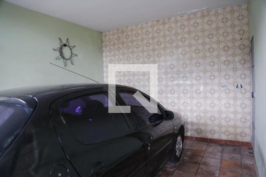 Garagem de casa à venda com 3 quartos, 125m² em Parque Maria Domitila, São Paulo
