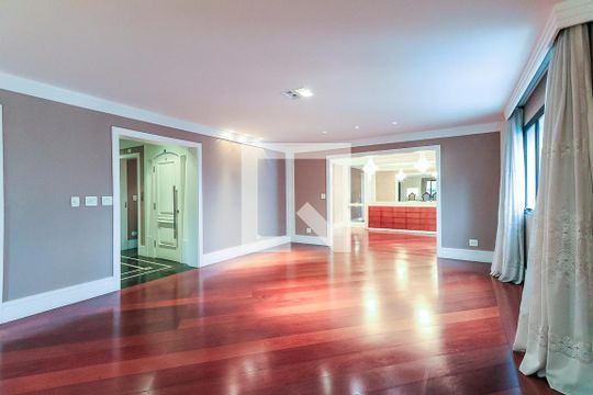 Apartamento para alugar com 4 quartos, 320m² em Vila Suzana, São Paulo
