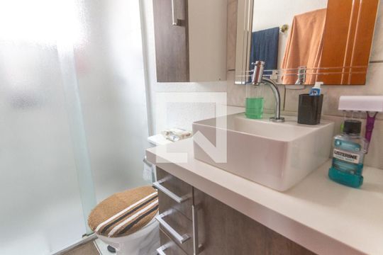 Banheiro social de apartamento à venda com 2 quartos, 58m² em Alves Dias, São Bernardo do Campo
