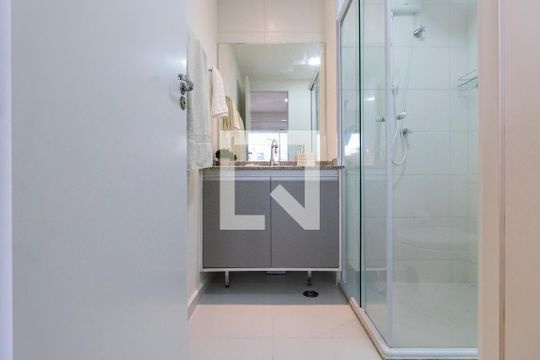 Banheiro de kitnet/studio para alugar com 1 quarto, 27m² em Liberdade, São Paulo
