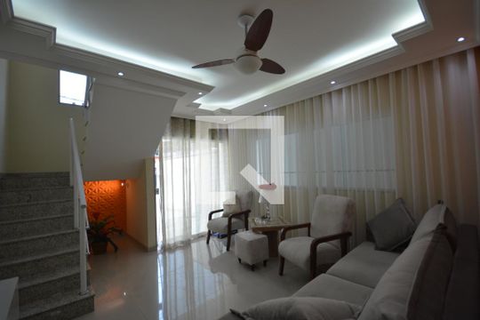 Casa à venda com 2 quartos, 157m² em Irajá, Rio de Janeiro
