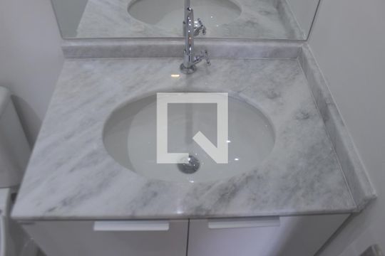 Banheiro de apartamento para alugar com 1 quarto, 32m² em Butantã, São Paulo