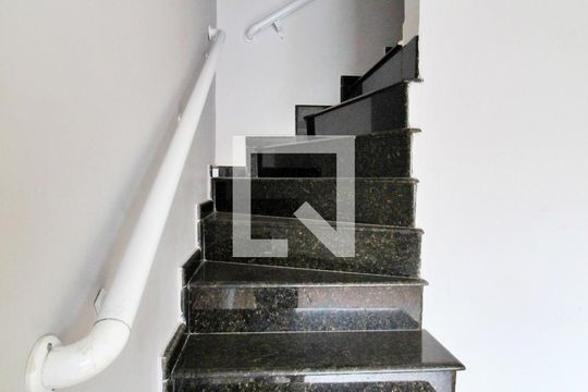 Escada de casa para alugar com 3 quartos, 147m² em Vila Curuca, Santo André