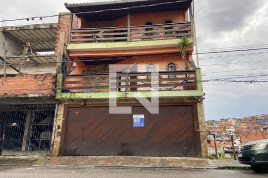 Fachada de casa à venda com 3 quartos, 415m² em Santa Maria, Osasco