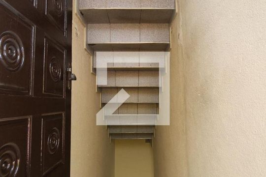 Escada de casa para alugar com 2 quartos, 70m² em Jardim Três Marias, São Paulo