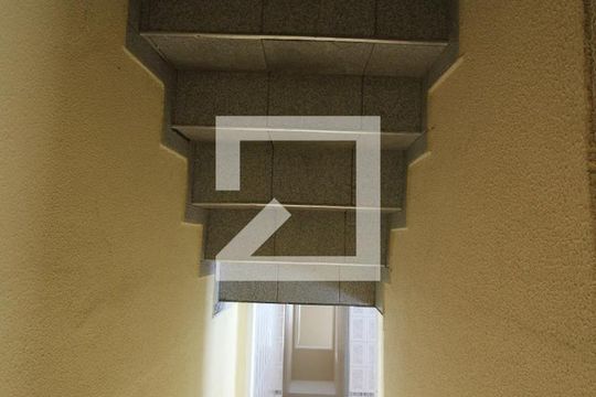 Escada de casa para alugar com 2 quartos, 70m² em Jardim Três Marias, São Paulo