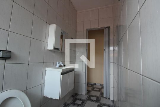 Banheiro de casa para alugar com 2 quartos, 70m² em Jardim Três Marias, São Paulo