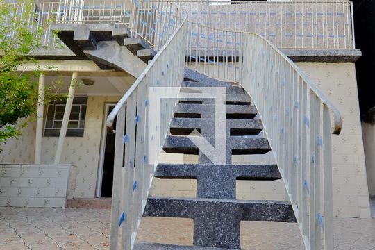 Escada de Entrada de casa para alugar com 3 quartos, 200m² em Jardim Terezópolis, Guarulhos
