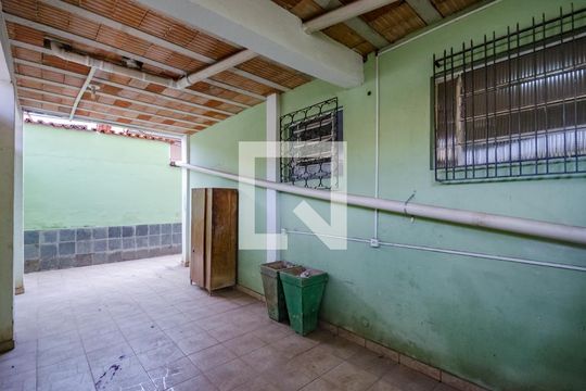 Quintal de casa para alugar com 3 quartos, 350m² em Palmeiras, Belo Horizonte
