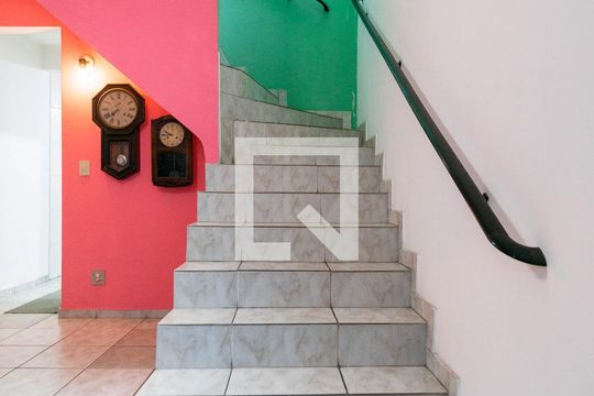 Escadas de casa à venda com 3 quartos, 150m² em Vila Acardia, São Paulo