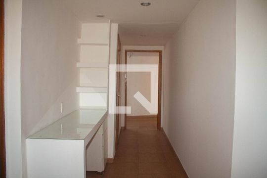 Corredor de casa para alugar com 1 quarto, 90m² em Centro, Nilópolis