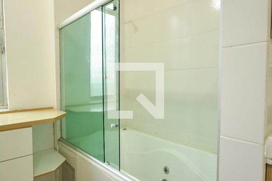 Closet com banheiro de apartamento para alugar com 2 quartos, 110m² em Glória, Rio de Janeiro