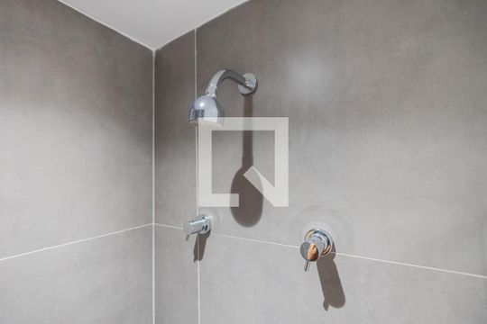 Banheiro de kitnet/studio para alugar com 1 quarto, 28m² em Cerqueira César, São Paulo