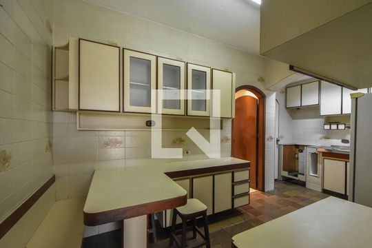 Cozinha  de casa à venda com 3 quartos, 220m² em Jardim Aeroporto, São Paulo