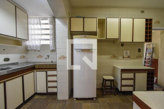 Cozinha  de casa à venda com 3 quartos, 220m² em Jardim Aeroporto, São Paulo