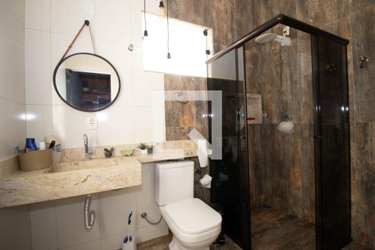 Banheiro da Suíte 1 de casa à venda com 5 quartos, 800m² em Setor Habitacional Vicente Pires, Brasília