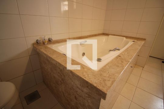 Banheiro suíte 1 de apartamento para alugar com 4 quartos, 241m² em Nova Aliança, Ribeirão Preto