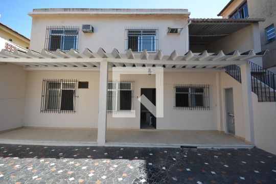 Fachada de casa à venda com 6 quartos, 280m² em Brás de Pina, Rio de Janeiro