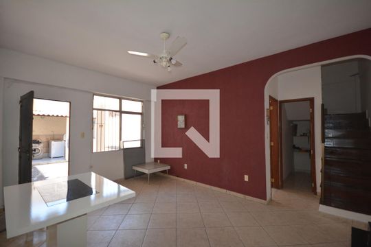Sala de casa à venda com 6 quartos, 280m² em Brás de Pina, Rio de Janeiro