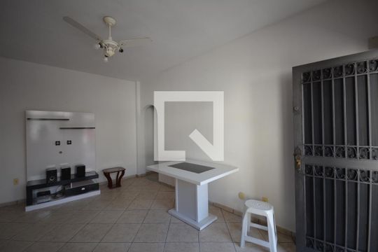 Sala de casa à venda com 6 quartos, 280m² em Brás de Pina, Rio de Janeiro